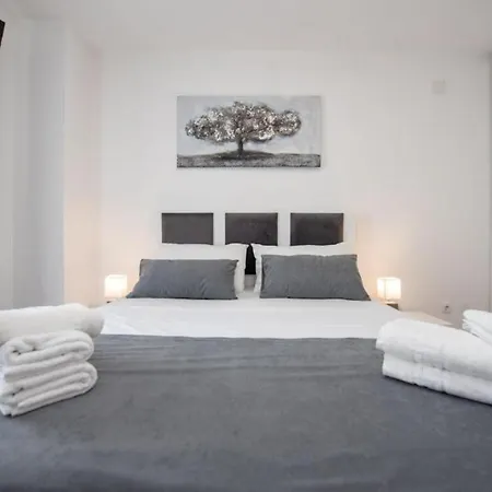 Apartment In With Sea View, Balcony, Air Conditioning, Wi-fi