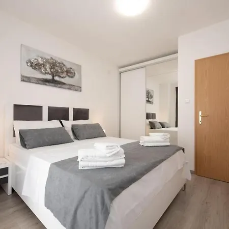 In With Sea View, Balcony, Air Conditioning, Wi-fi *