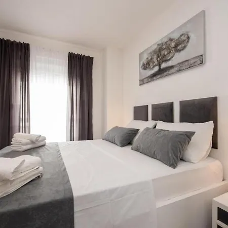 Apartment In With Sea View, Balcony, Air Conditioning, Wi-fi Trogir